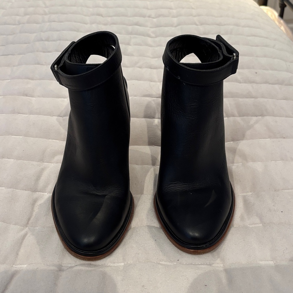 Vince Joanna Ankle Strap Bootie
Minimal use. Little signs of wear.